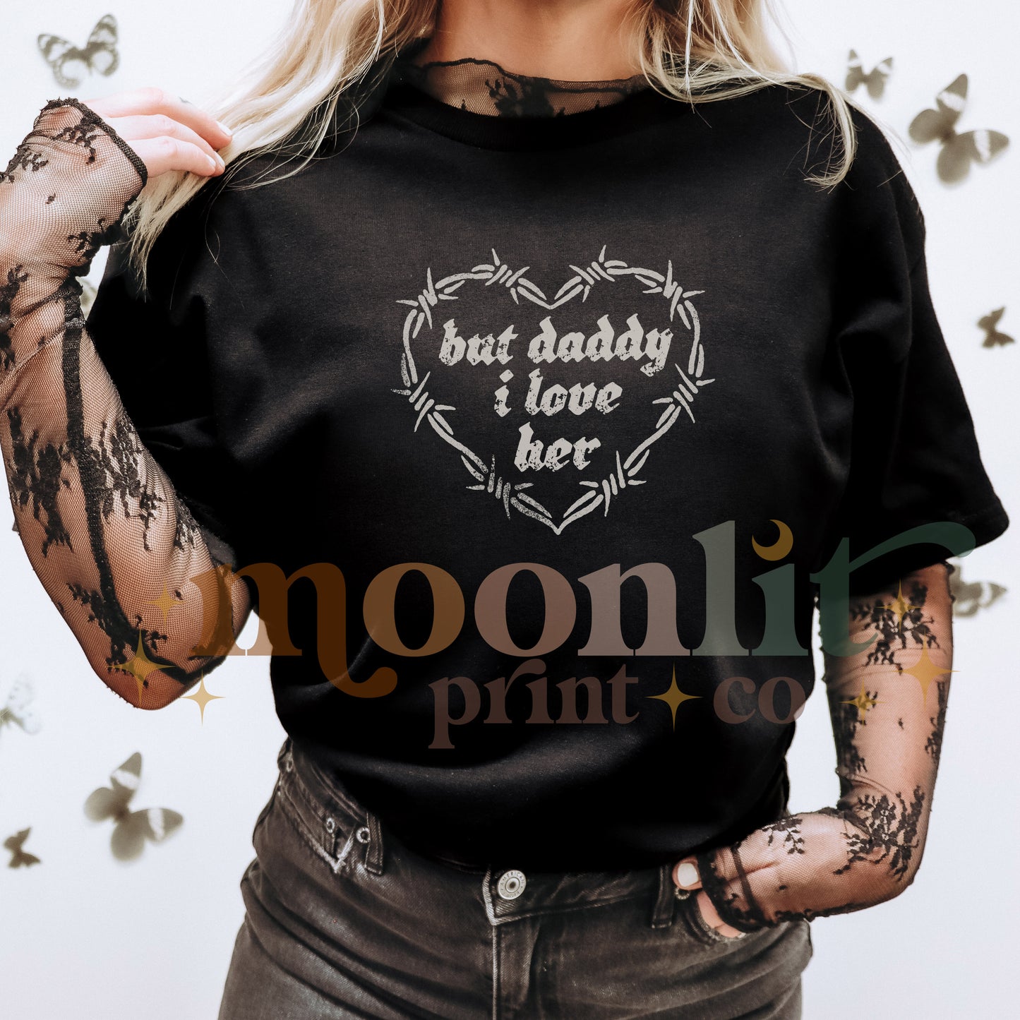 a woman wearing a black shirt that says, but daddy i love her